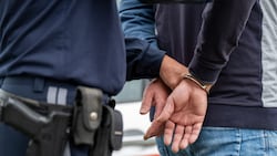 Der Täter wurde im Nahbereich der Tankstelle von der Polizei angetroffen und festgenommen.