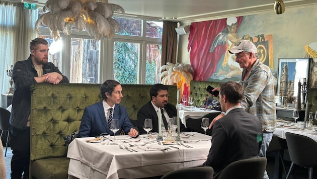 Filmreife Szenen in Klagenfurter Lokal: Die Schauspieler spielen die Szene im Restaurant in ...