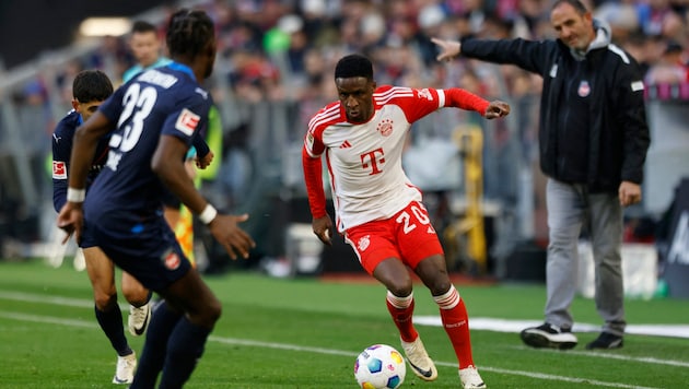 Nach langer Suche könnte Ex-Bayern-Kicker Bouna Sarr (mi.) wieder einen Verein finden.