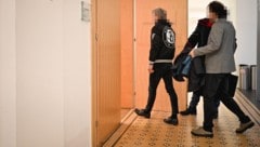 Der Angeklagte (li.) beim Eintritt in den Verhandlungssaal.