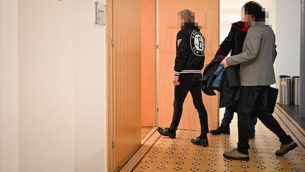 Der Angeklagte (li.) beim Eintritt in den Verhandlungssaal.