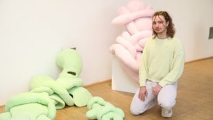 Max Menschhorn mit Kuschelskulpturen