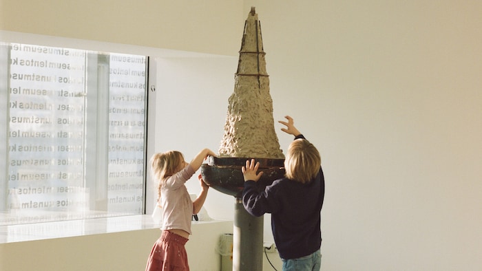 Feuchter Ton, der zum Kneten einlädt von Vinzenz Erdmann Zsutty