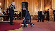 Beckham beugte beim Ritterschlag das Knie – beobachtet von Ehefrau Victoria und seinen Eltern ...