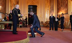 Beckham beugte beim Ritterschlag das Knie – beobachtet von Ehefrau Victoria und seinen Eltern ...