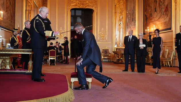 Beckham beugte beim Ritterschlag das Knie – beobachtet von Ehefrau Victoria und seinen Eltern ...