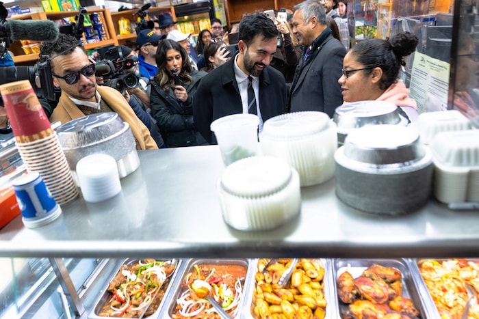Zohran Mamdani in einem Imbiss in der Bronx.