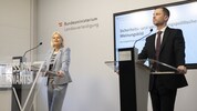 Ministerin Tanner präsentiert Studienergebnisse mit Referatsleiter Prinz 