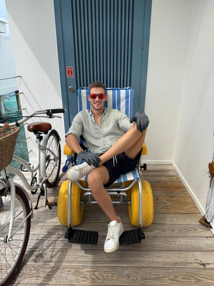 Mit diesem Strand-Rollstuhl konnte Andreas Ernhofer über den Strand ins Meer hineinfahren.