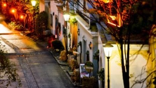 Die St. Pöltner Kellergasse im stimmungsvollen Abendlicht.