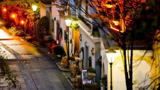 Die St. Pöltner Kellergasse im stimmungsvollen Abendlicht.