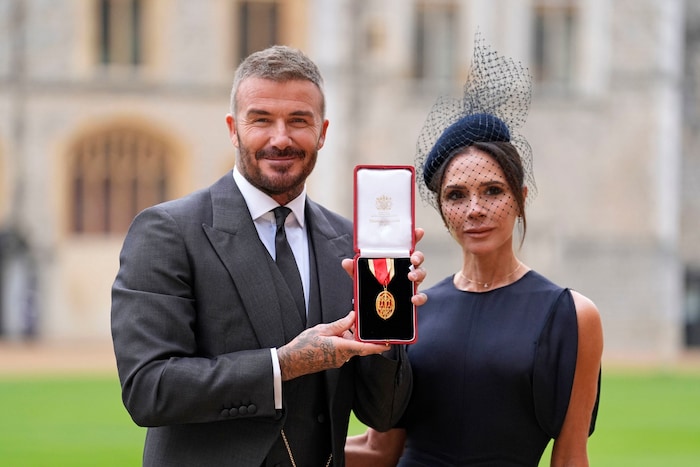 Voller Stolz posiert David Beckham mit seinem Ritterorden.