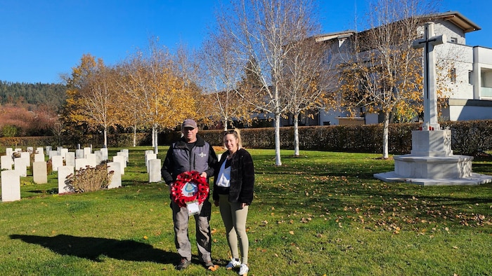 Albert Sifrar hält die Gräber unkrautfrei.