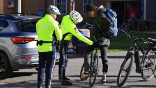 Fahrrad-Polizisten bei der Kontrolle am Dienstag in Innsbruck