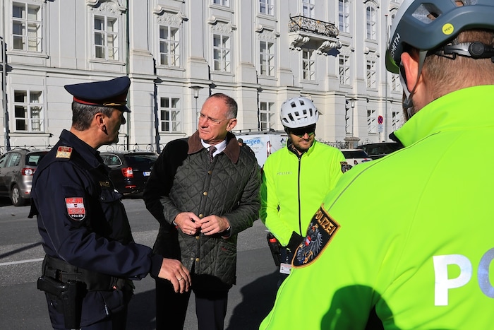 Stadtpolizeikommandant Romed Giner, Innenminister Gerhard Karner und Fahrrad-Polizisten bei der ...