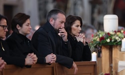 Mitglieder der Landesregierung beim Requiem für Josef Schwaiger.
