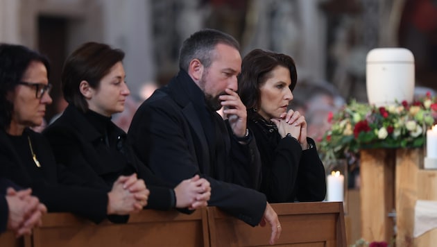 Mitglieder der Landesregierung beim Requiem für Josef Schwaiger.