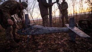 Ukrainische Soldaten bereiten an der Front bei Pokrowsk eine Kampfdrohne vor.