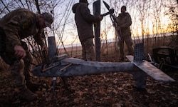 Ukrainische Soldaten bereiten an der Front bei Pokrowsk eine Kampfdrohne vor.