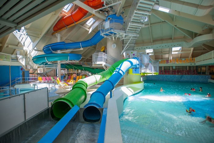 Die bunten Wasserrutschen in der Therme Lutzmannsburg sind ein beliebter Ferienspaß.