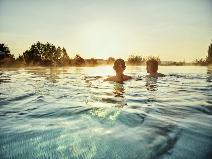 Im geheizten Infinity-Pool in den Sonnenuntergang schwimmen – ein Herbst-Traum in der Therme.
