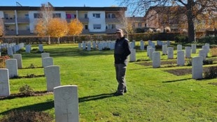 Friedhofsgärtner Albert Sifrar arbeitet seit Jahrzehnten am Soldatenfriedhof in Klagenfurt.