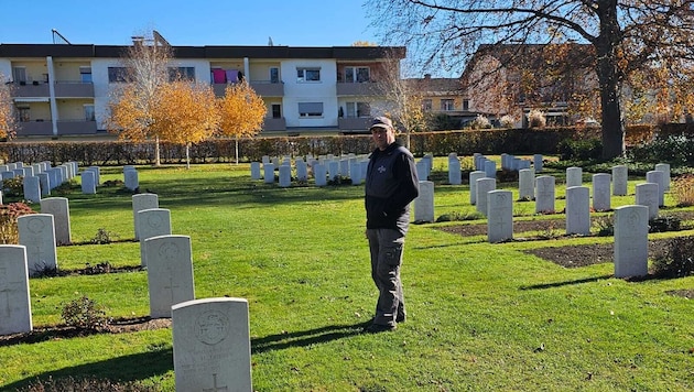 Friedhofsgärtner Albert Sifrar arbeitet seit Jahrzehnten am Soldatenfriedhof in Klagenfurt.
