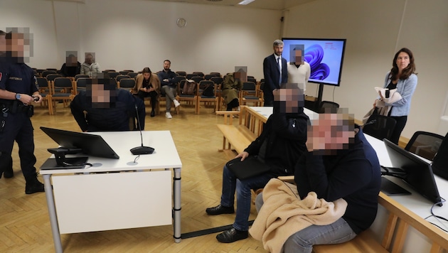 Sechs Angeklagte müssten es im Wiener Verhandlungssaal 401 sein – fünf kamen.
