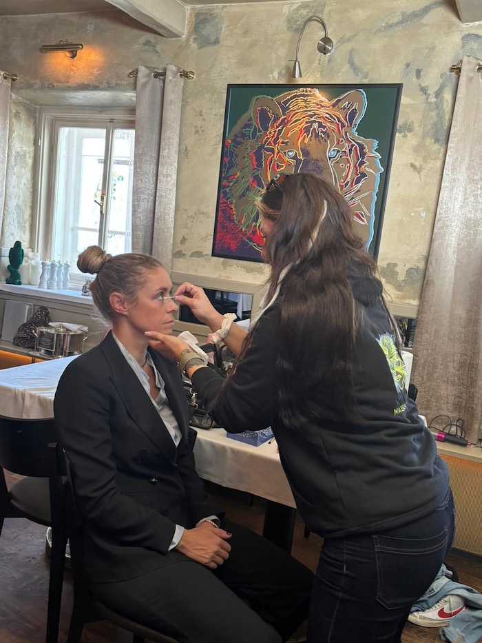 „151er“-Chefin Eva-Maria Neuschitzer spielt im Film die Rolle der Bedienung.