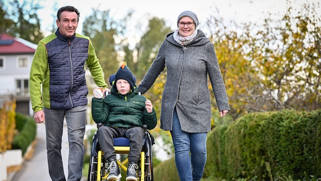Clemens mit seiner Mama Claudia und Papa Stephan.