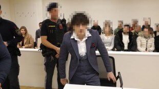 Adrett gekleidet kommt der junge Syrer aus der U-Haft.