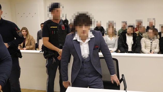 Adrett gekleidet kommt der junge Syrer aus der U-Haft.