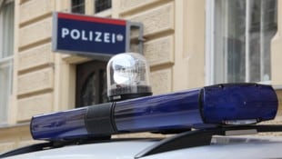Der Feuerteufel schlug direkt vor der Polizeiinspektion zu.