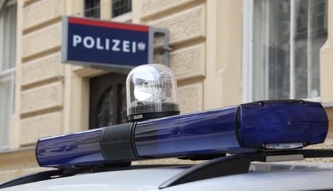 Der Feuerteufel schlug direkt vor der Polizeiinspektion zu.