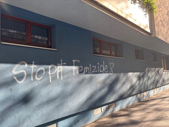 Unknown persons sprayed this lettering on the façade of the apartment building.