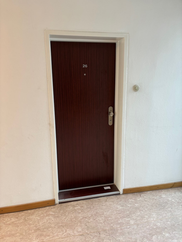 It is quiet behind door no. 26 - in front of the door is the business card of a homicide ...