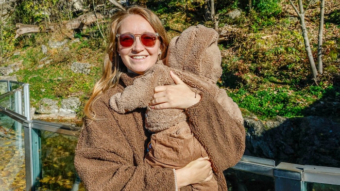 Daniela wollte ihrem Baby die Bären im Zoo zeigen.