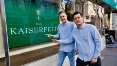 Hereinspaziert ins neue Kaiserfeld: Markus Schlojer (re.) mit Restaurantleiter Andreas Berghold.