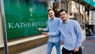 Hereinspaziert ins neue Kaiserfeld: Markus Schlojer (re.) mit Restaurantleiter Andreas Berghold.