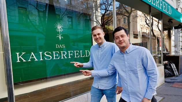 Hereinspaziert ins neue Kaiserfeld: Markus Schlojer (re.) mit Restaurantleiter Andreas Berghold.