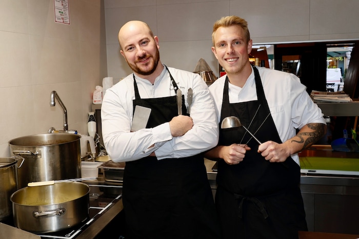 Die Küchenchefs im Kaiserfeld: Dominik Sirk (li.) und Maximilian Wolf.
