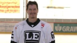 Oliver Setzinger, der „Alpen-Gretzky“, zaubert auch mit 42 Jahren über die Eisflächen. Wenn auch ...