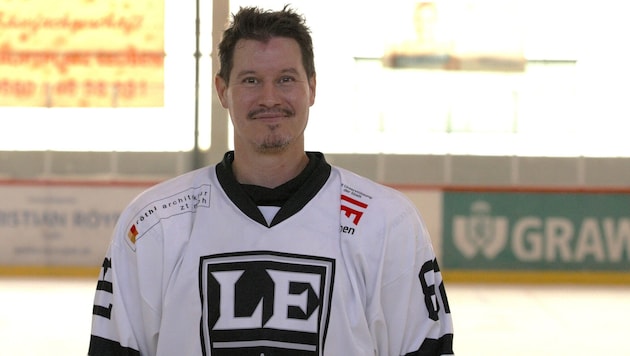 Oliver Setzinger, der „Alpen-Gretzky“, zaubert auch mit 42 Jahren über die Eisflächen. Wenn auch ...