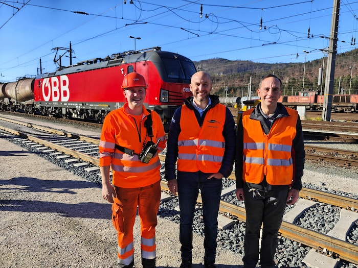 Verschieber Johannes Waldhauser, Rail-Cargo-Vorstand Clemens Först und Lokführer Martin Schubert ...