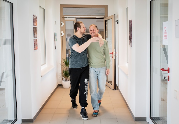 Harald Weber (rechts) leitet den Jugend am Werk-Standort in Gleinstätten, der im April 2025 ...