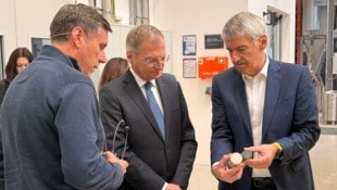 von links: Produktionsleiter Reinhard Blasl, Landeshauptmann Thomas Stelzer und SKF-Austria-Chef ...