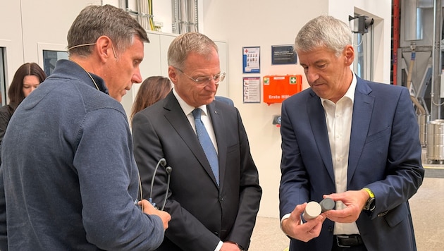 von links: Produktionsleiter Reinhard Blasl, Landeshauptmann Thomas Stelzer und SKF-Austria-Chef ...