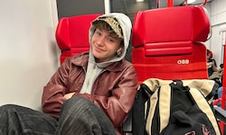 Der Jugendliche verbringt jeden Tag drei Stunden im Zug.
