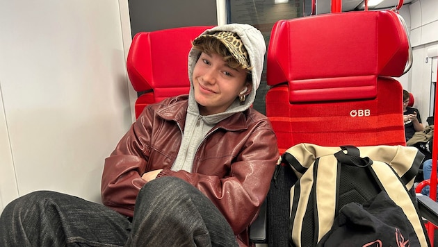 Der Jugendliche verbringt jeden Tag drei Stunden im Zug.