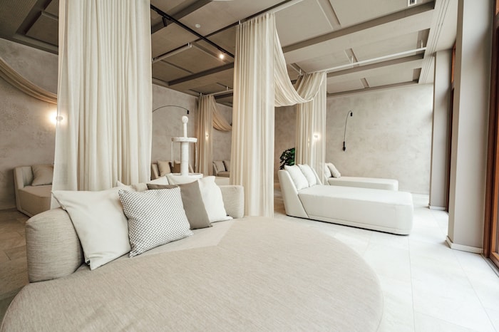 Entspannung pur – als Rückzugsort bieten sich die exklusiven Liegebereiche mit Designer-Daybeds ...